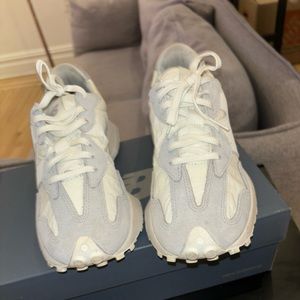 Grey/white lifestyle mode sneaker